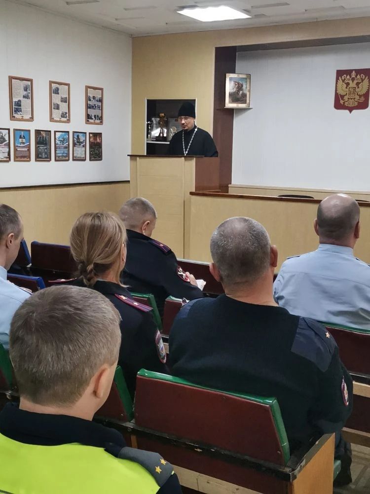 Настоятель храма Крещения Господня пгт Грибановский иерей Роман Алячин посетил Отдел МВД России по Грибановскому району.