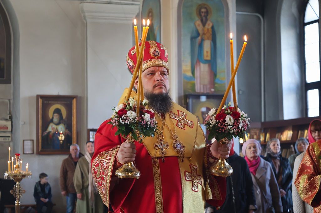 Пасхальную великую вечерню отслужили в Знаменском кафедральном соборе города Борисоглебска.