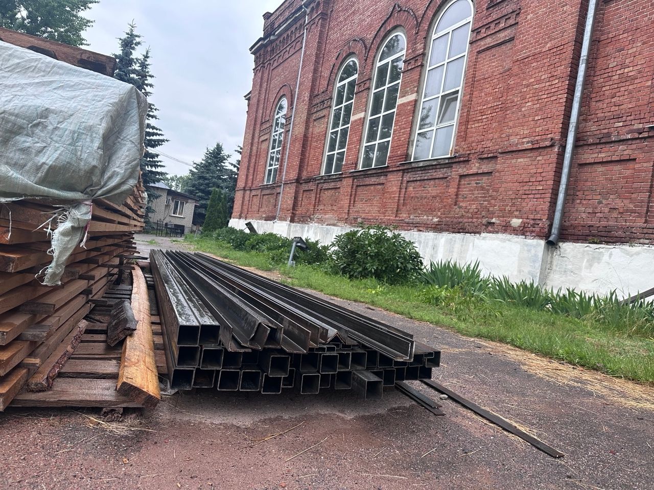 Продолжаются работы по подготовке к установке купольных шатров и колоколо