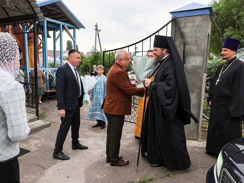 Благочинный Грибановского церковного округа иерей Роман Алячин сослужил архипастырям в Казанском храме села Терновка