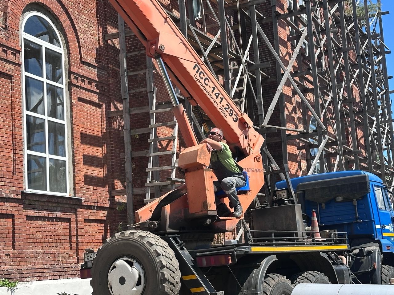 В Богоявленском храме были проведены работы по удалению деревьев, проросших на карнизах здания.